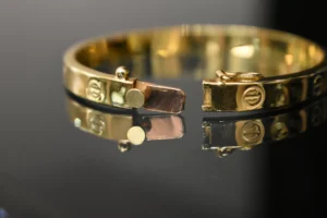 طلا کارتیر در جعبه مخصوص